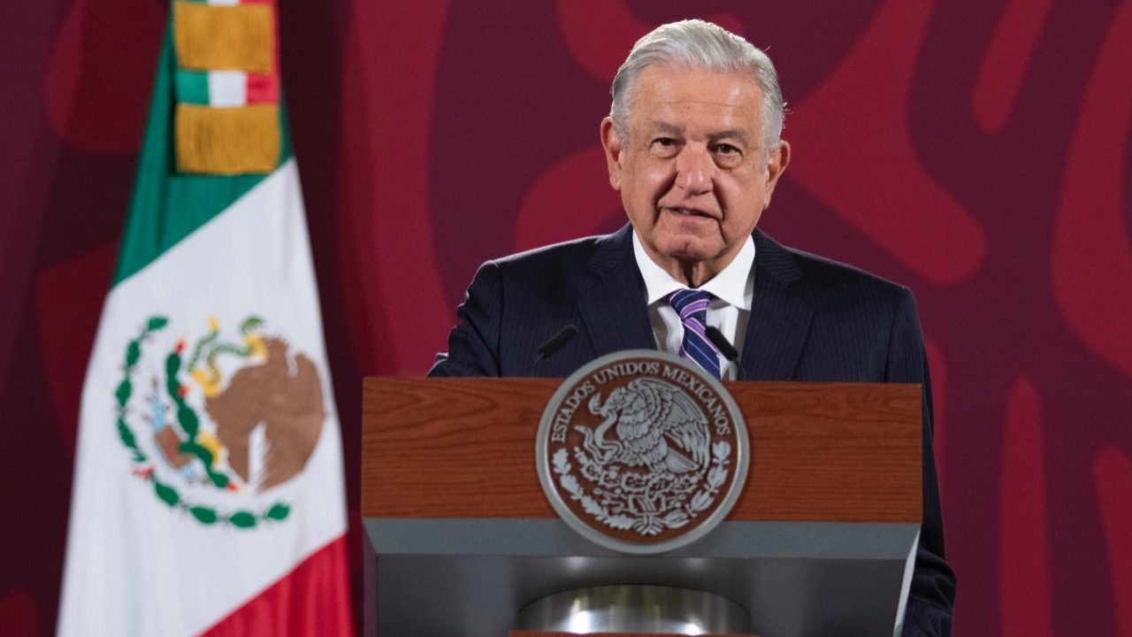 AMLO presume caída de 47.7% en importación de combustibles y autosuficiencia en diesel