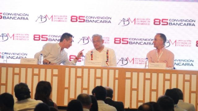 Daniel Becker, presidente de la ABM y López Obrador. Foto: Fernando Luna.