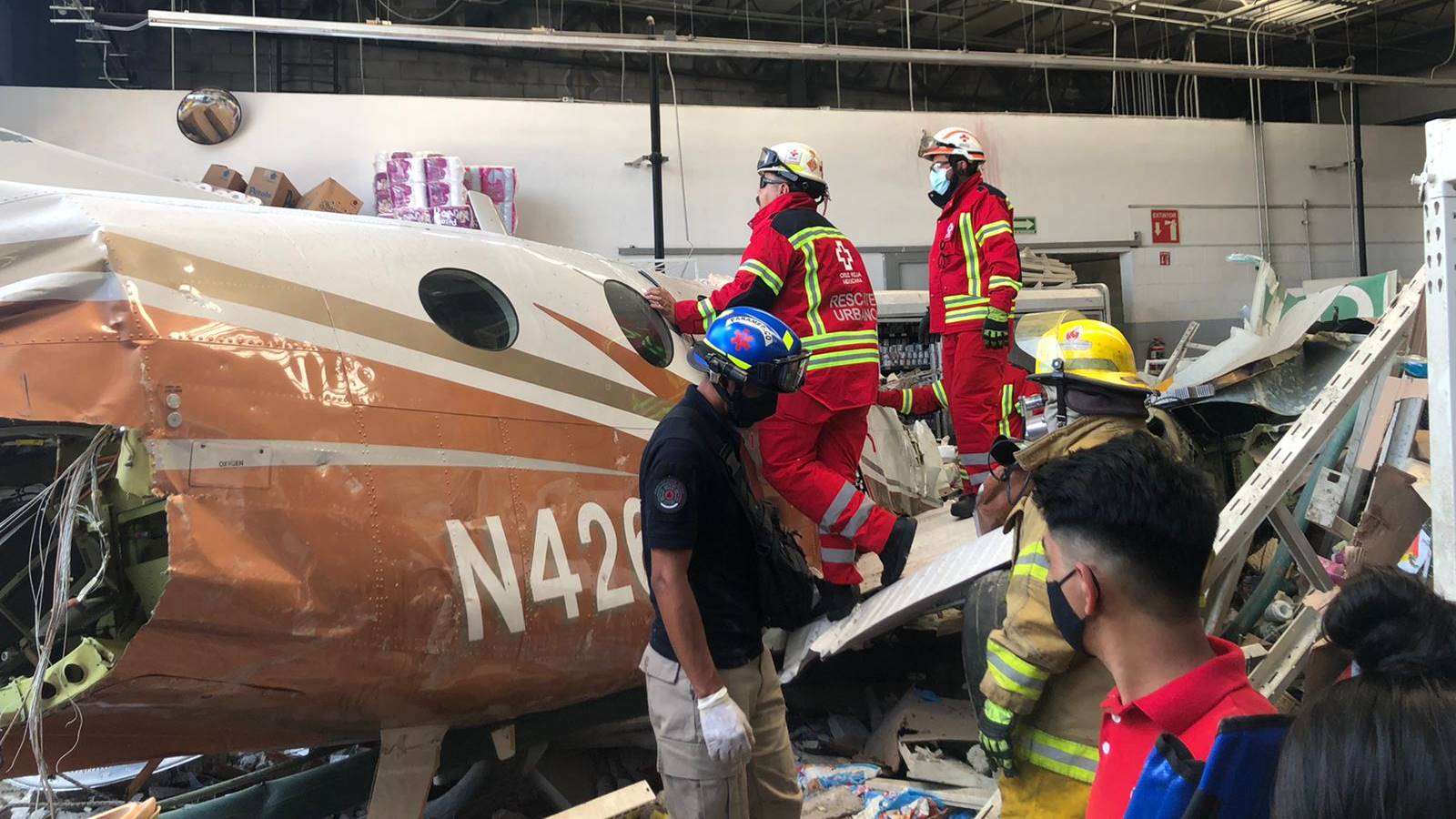 Cae aeronave en supermercado en Temixco, Morelos; reportan al menos 2 muertos