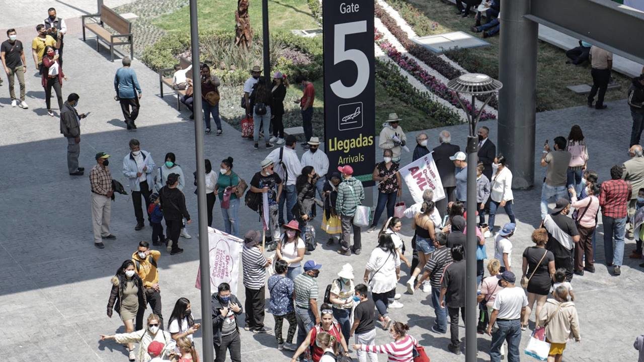 AMLO pide a Sedena analizar dar locales en el AIFA para venta de antojitos mexicanos
