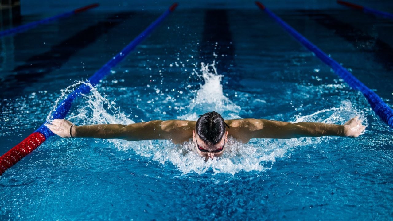 La FINA prohibe participación de nadadores rusos y bielorrusos en campeonatos del mundo