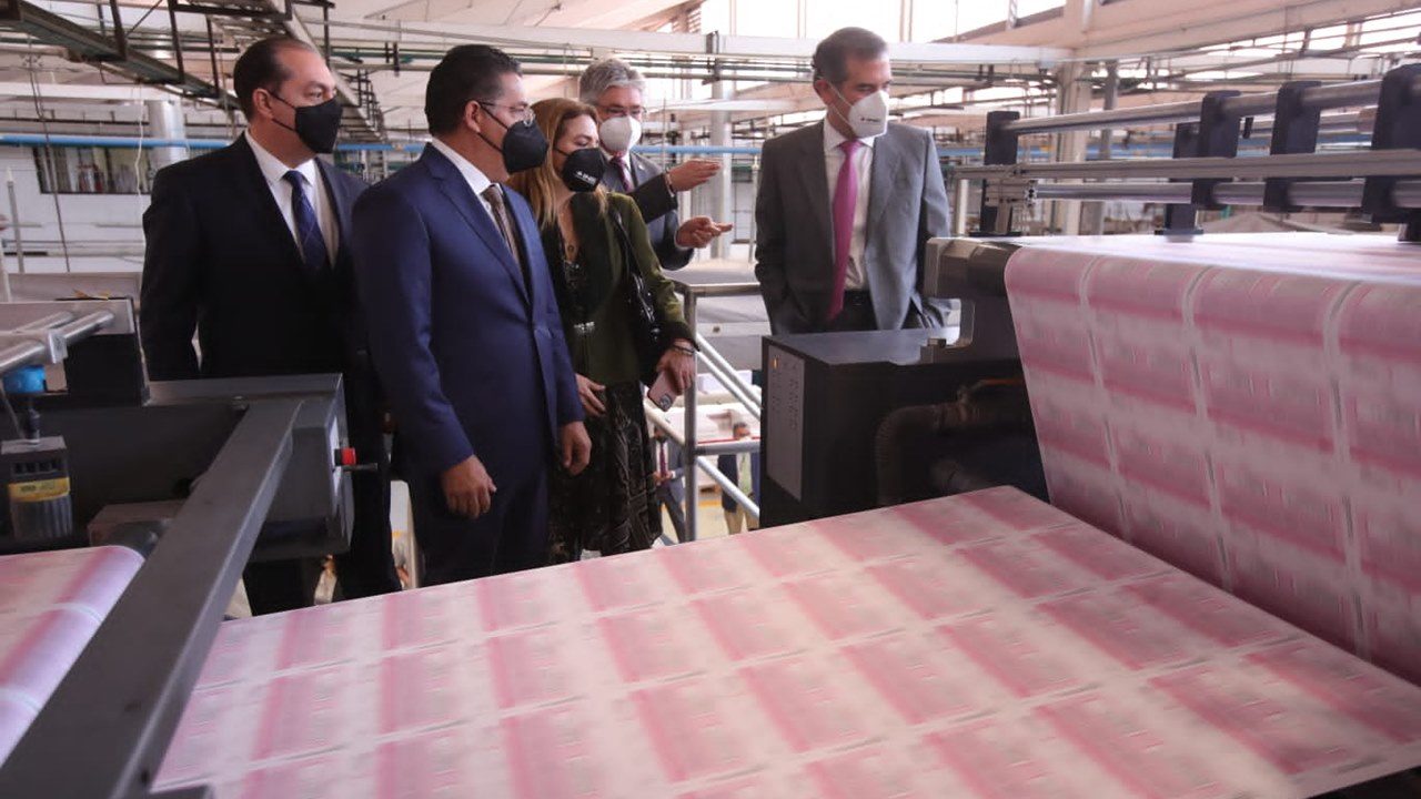 Con menos de la mitad del presupuesto pedido, INE organiza consulta de revocación