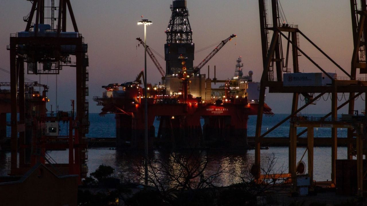 Refinerías  de EU reciben últimos cargamentos de petróleo ruso antes de veda