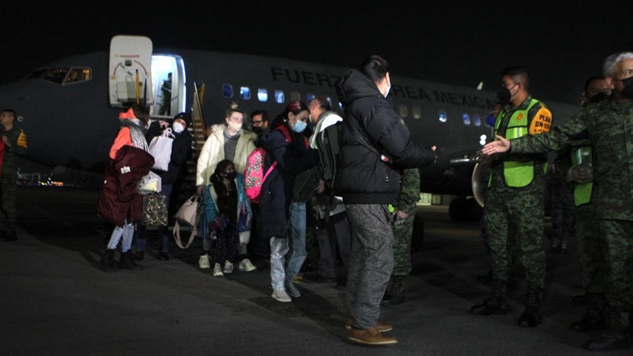 Logran mexicanos salir de Ucrania; llegan 44 a  CDMX en avión de la Fuerza Aérea