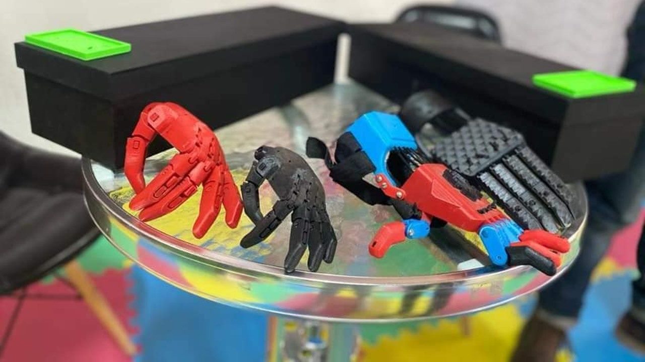 Manos que impulsan: la ingeniera que crea prótesis con impresión 3D