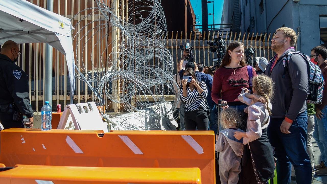 Familias de Rusia y Ucrania llegan a Tijuana para pedir asilo en EU