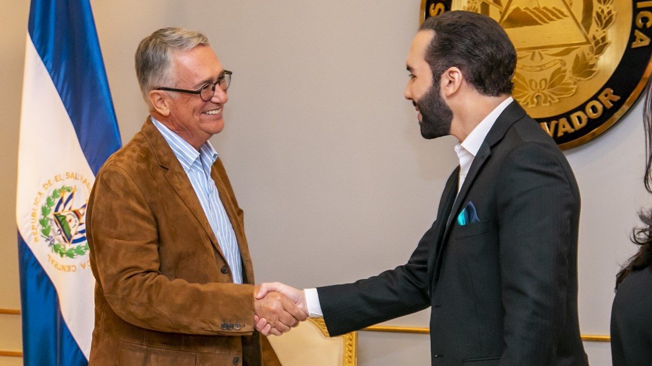 El presidente Nayib Bukele recibe a Ricardo Salinas Pliego