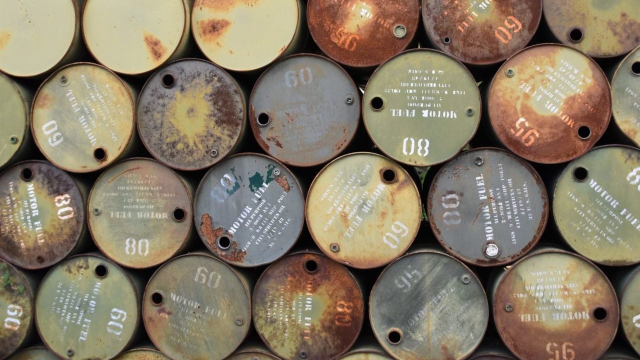 Precio medio del crudo OPEP bajó un 17% en 2023; hasta los 82.95 dólares por barril