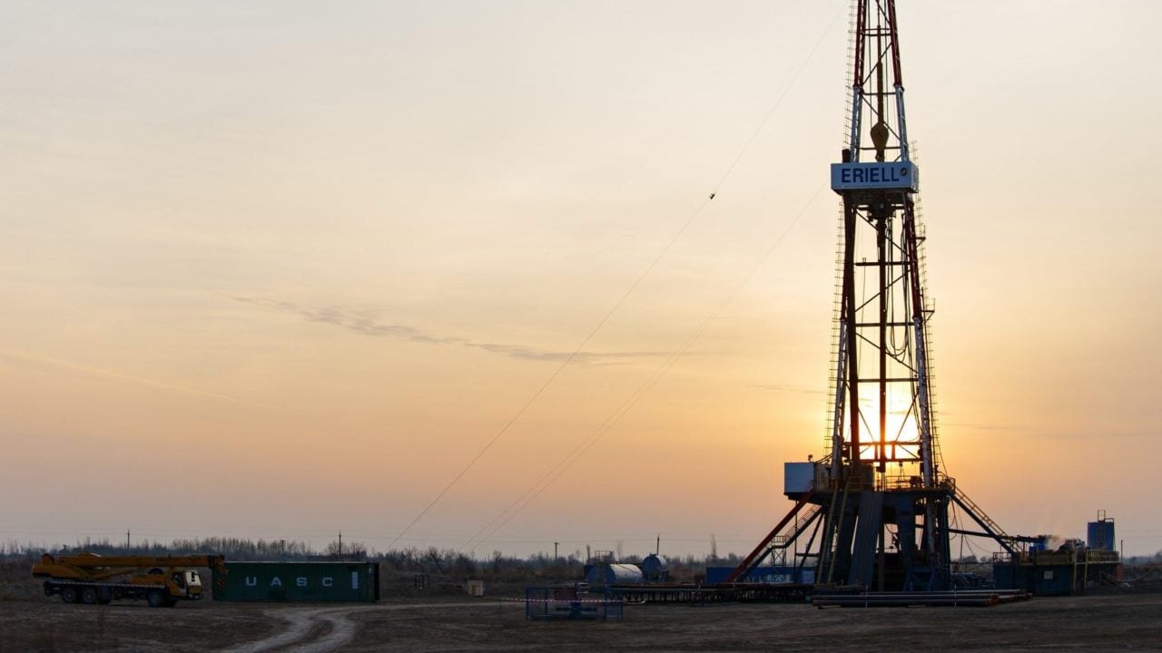 Altos precios del petróleo elevan 6% los ingresos del gobierno; IEPS se hunde 46%