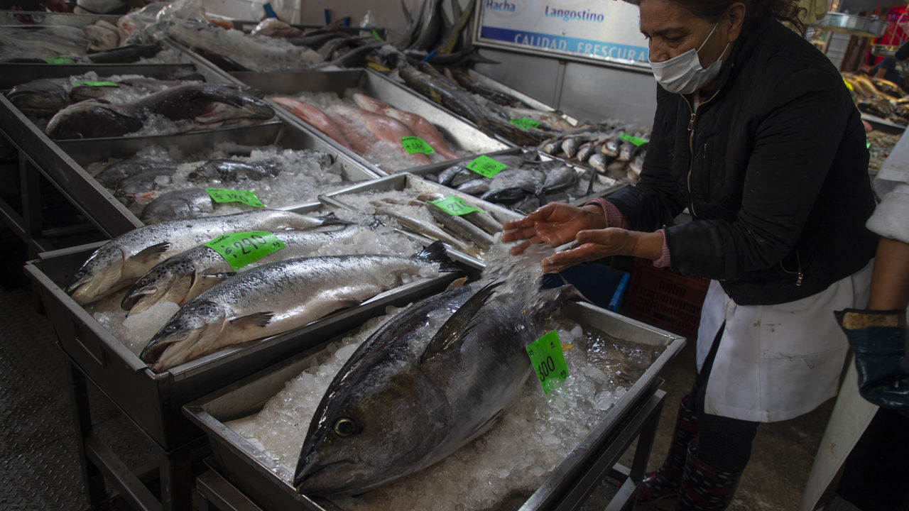 Mexicanos buscan esquivar la inflación y mantener la tradición de la Cuaresma