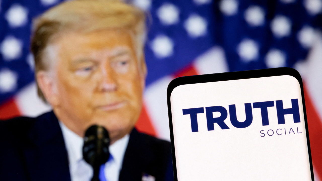 Juez multa a Trump con 5,000 dólares y lo amenaza con cárcel por mensaje en internet