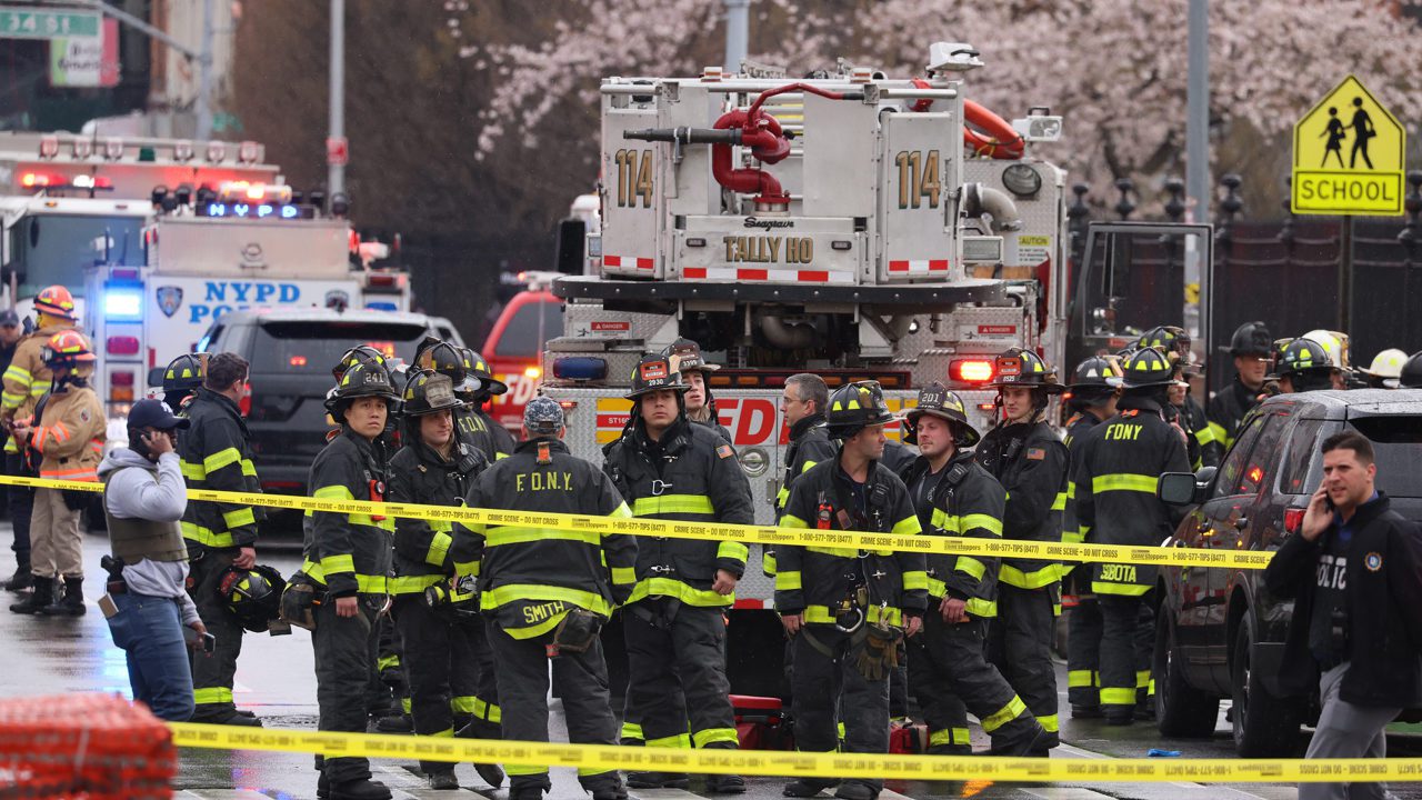 Sospechoso de tiroteo en metro de Brooklyn permanecerá en prisión sin derecho a fianza