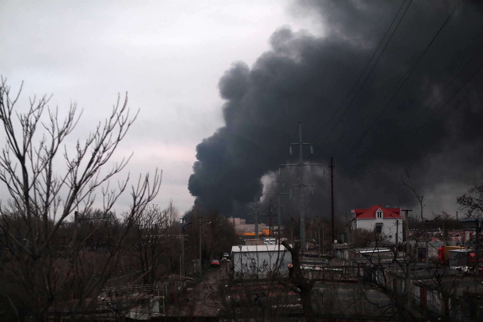 Rusia Donbás Ucrania dice que las instalaciones petroleras fueron inutilizadas. Foto: EFE