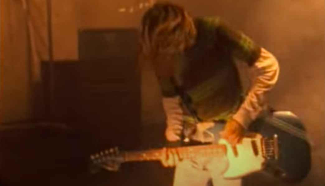 Subastarán guitarra azul de Kurt Cobain del video de ‘Smells Like Teen Spirit’