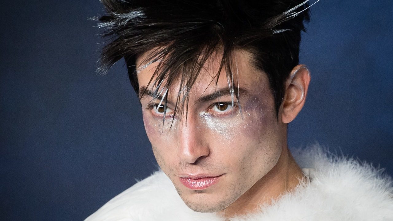 Warner Bros analiza detener proyectos de Ezra Miller, tras su detención en Hawái