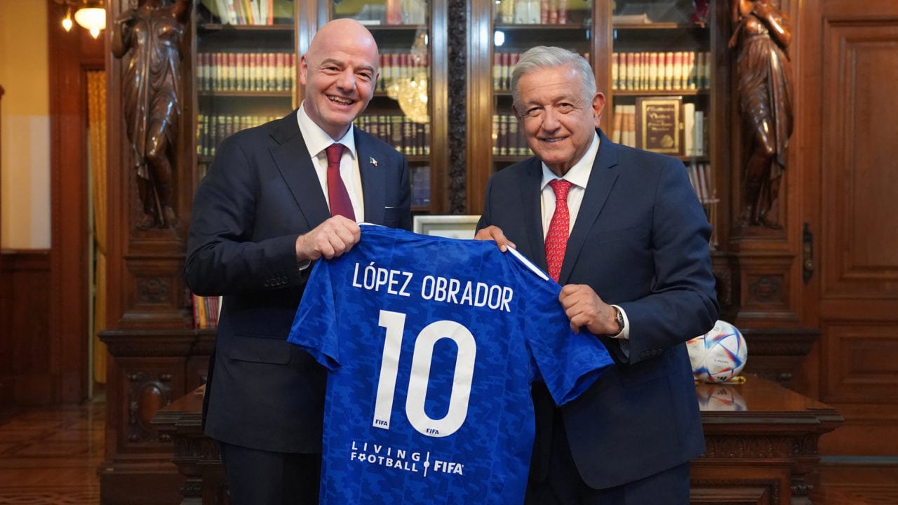 AMLO revisa con presidente de la FIFA avances para Mundial de 2026 y le presenta el AIFA