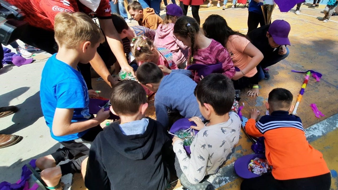 Niños ucranianos vuelven a clase, aunque muchos desde la distancia