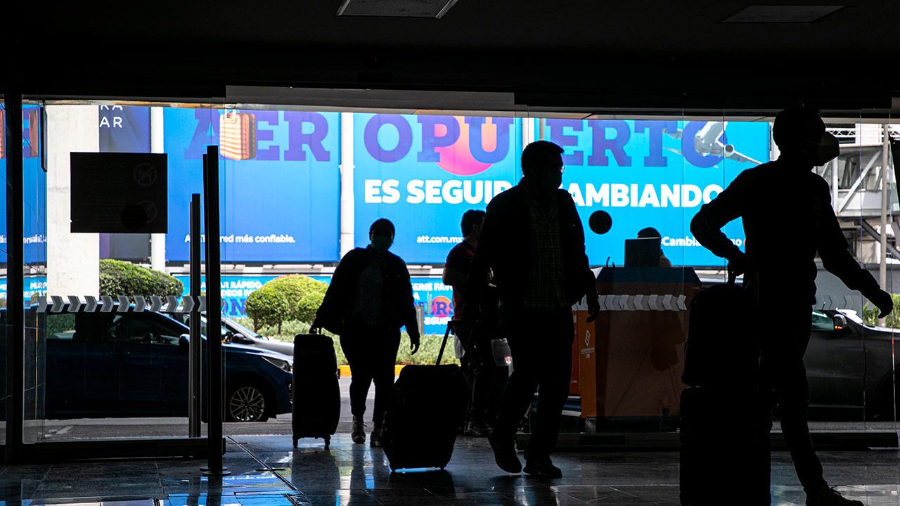 AICM advierte de multas de 43,000 pesos contra conductores de apps