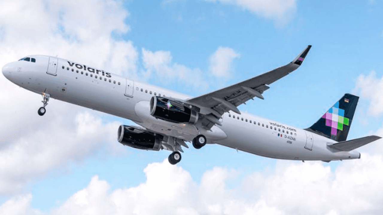 Volaris despide a piloto que videograbó incidente en el AICM