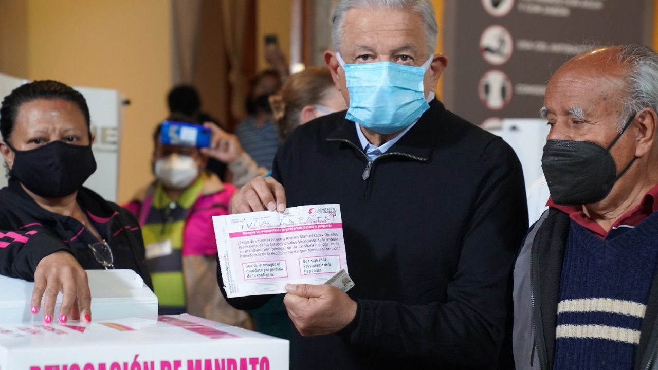 AMLO vota en la consulta de revocación de mandato