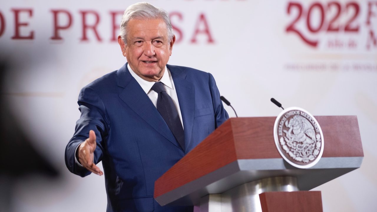 AMLO llama a sindicato a aceptar basificación de trabajadores transitorios de Pemex