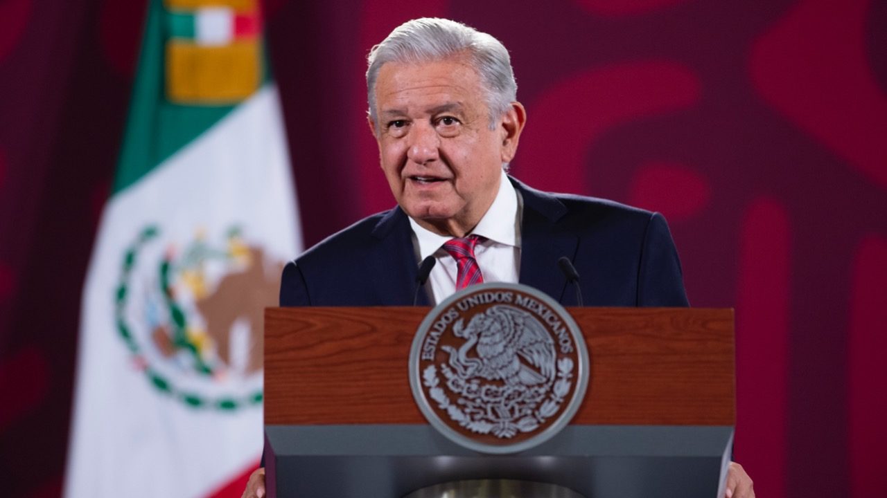 A los traidores hay que llamarlos por su nombre, dice AMLO tras reforma eléctrica