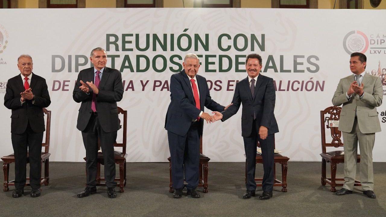 AMLO agradece debate por reforma eléctrica y ‘destapa’ a Adán Augusto López