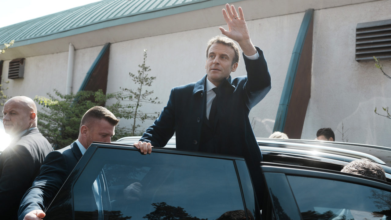 Ligera ventaja para Macron frente a Le Pen según los primeros sondeos