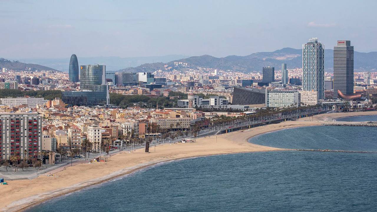 Sol y mar sin humo: Barcelona prohíbe fumar en sus playas