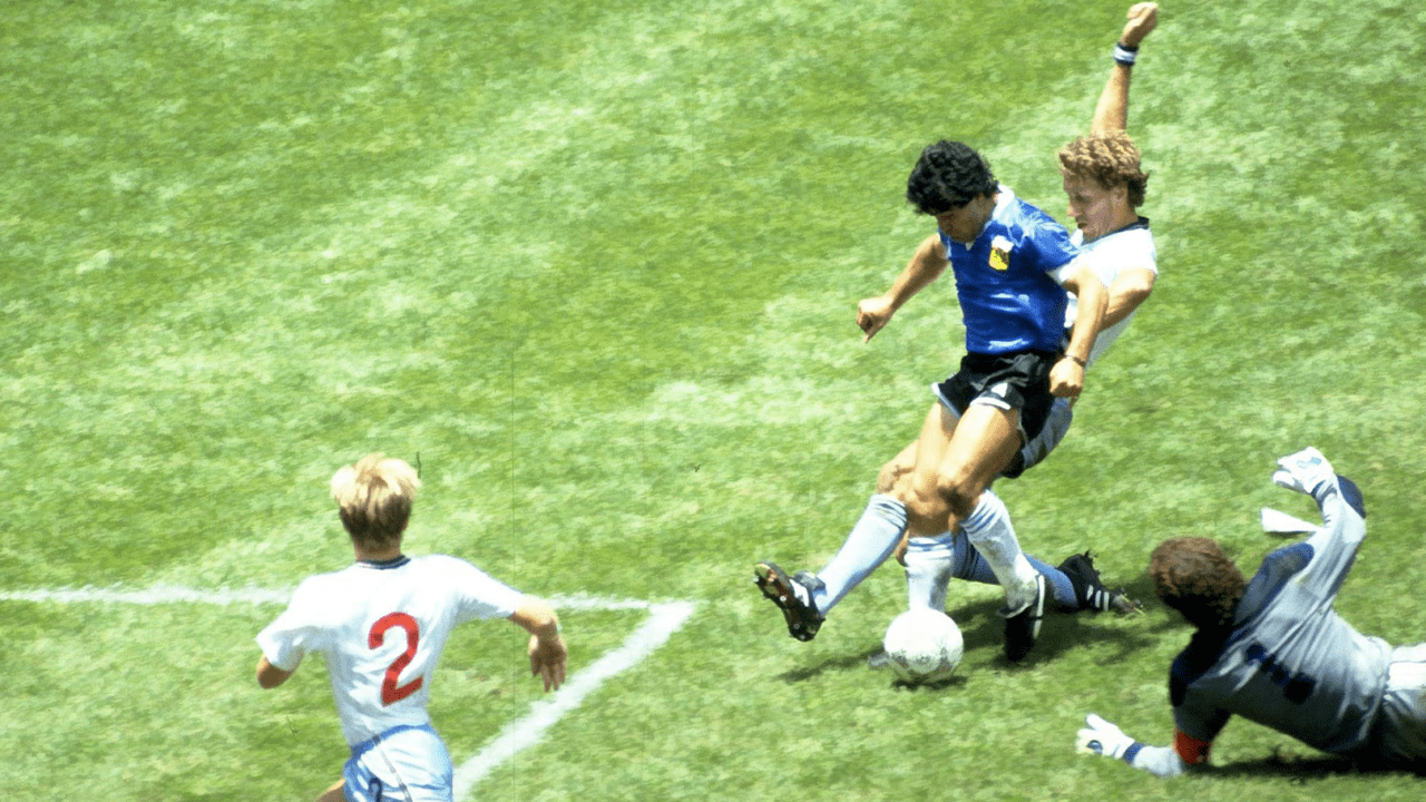 Venden camiseta de la ‘Mano de Dios’ de Maradona en subasta récord