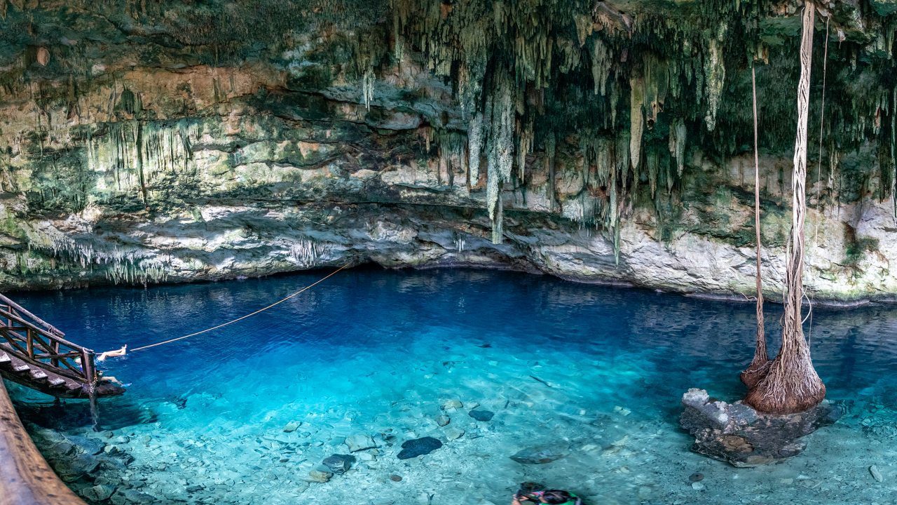 Turistas inundan los cenotes del Caribe mexicano para evitar el sargazo