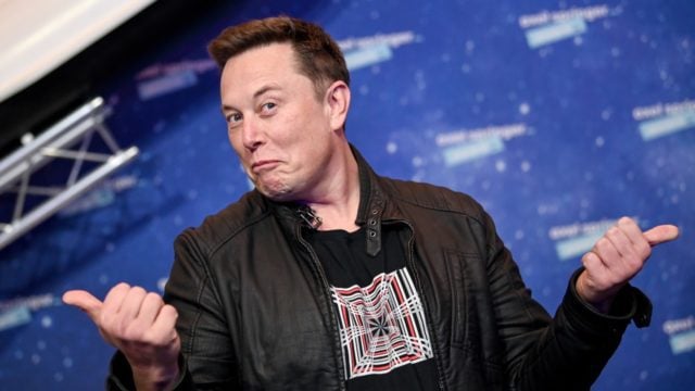 Informe de Twitter sobre acuerdo muestra a Musk al momento de firmar
