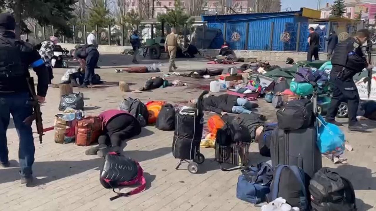 Misil deja decenas de muertos en una estación de tren en el este de Ucrania