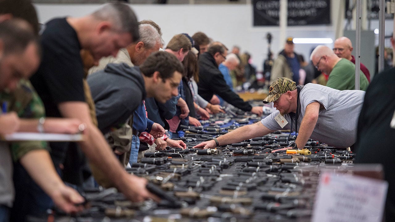 Avanza proyecto para poder comprar armas largas a los 18 años en Florida