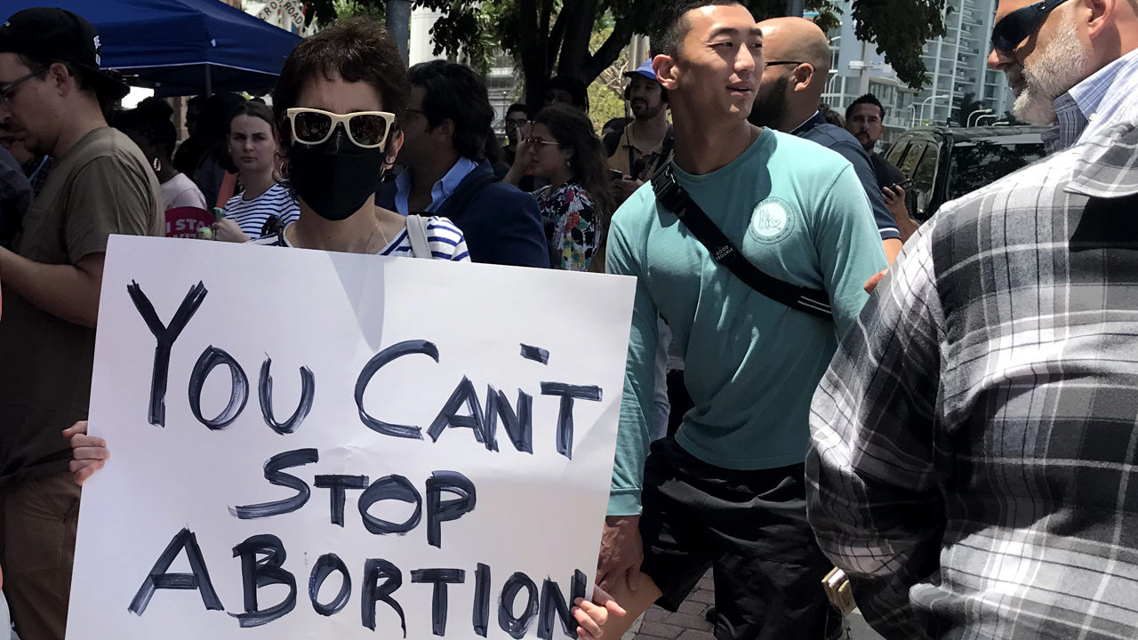 Biden considera declarar emergencia de salud pública por aborto en EU