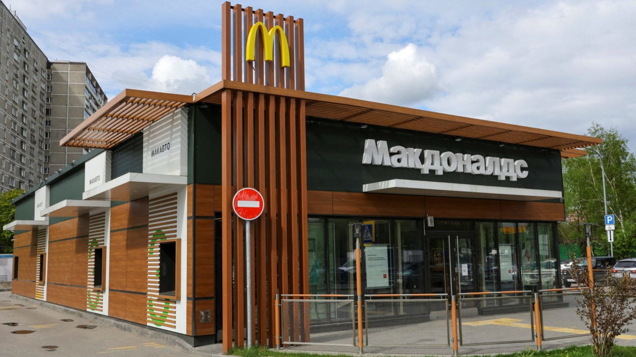 Locales de McDonald’s reabren bajo una nueva marca en Rusia