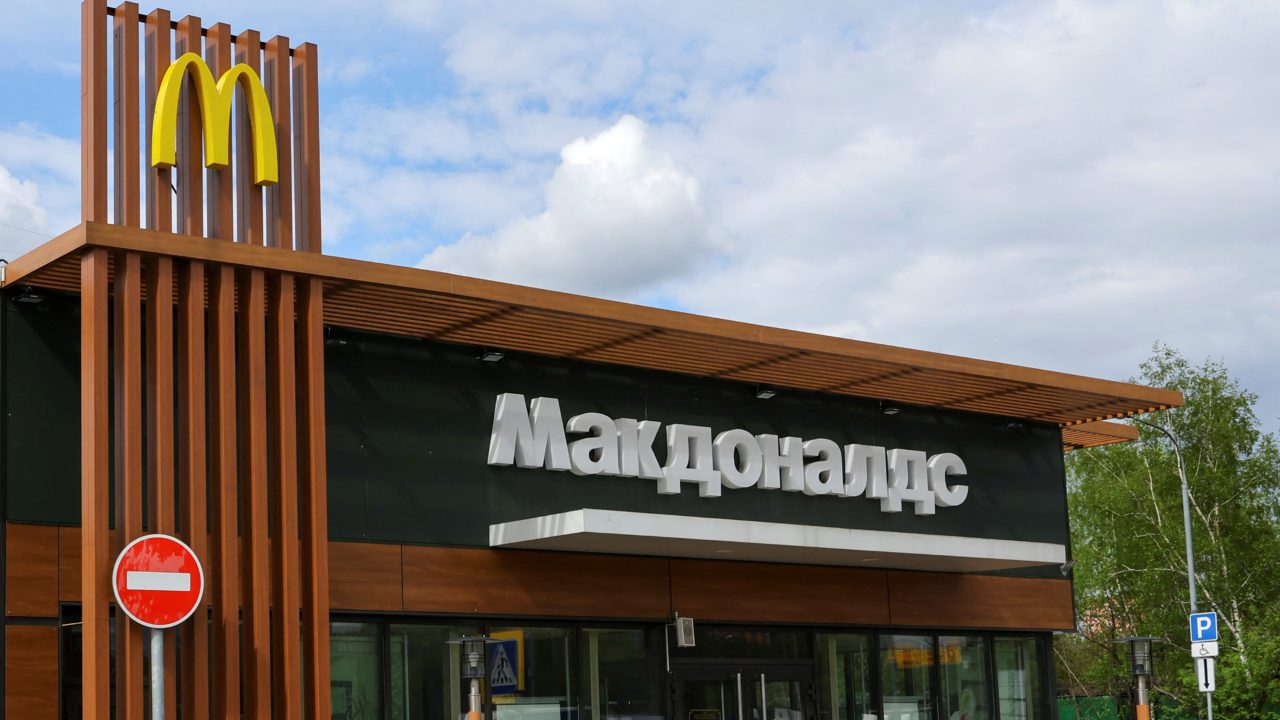 Rusos hacen fila para comprar último Big Mac ante salida de McDonald’s