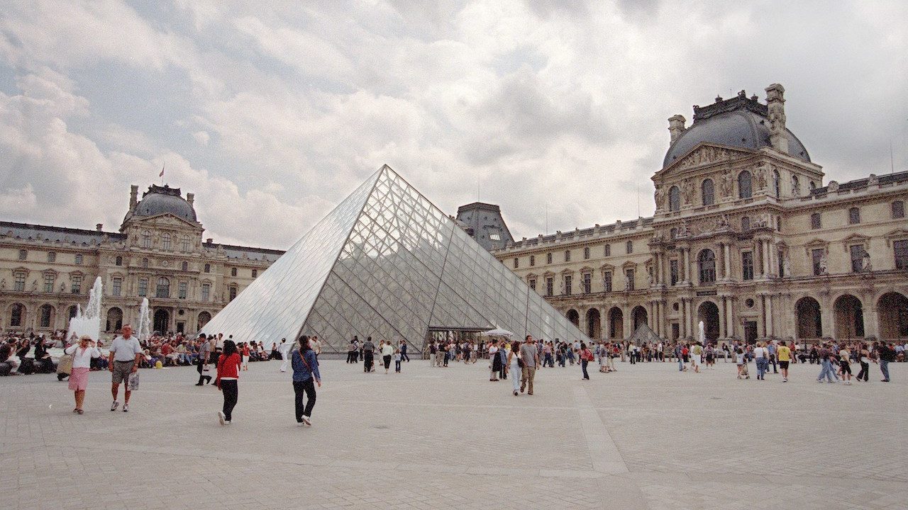 El Louvre reabre este miércoles con debate sobre su seguridad y sin rastro de joyas robadas