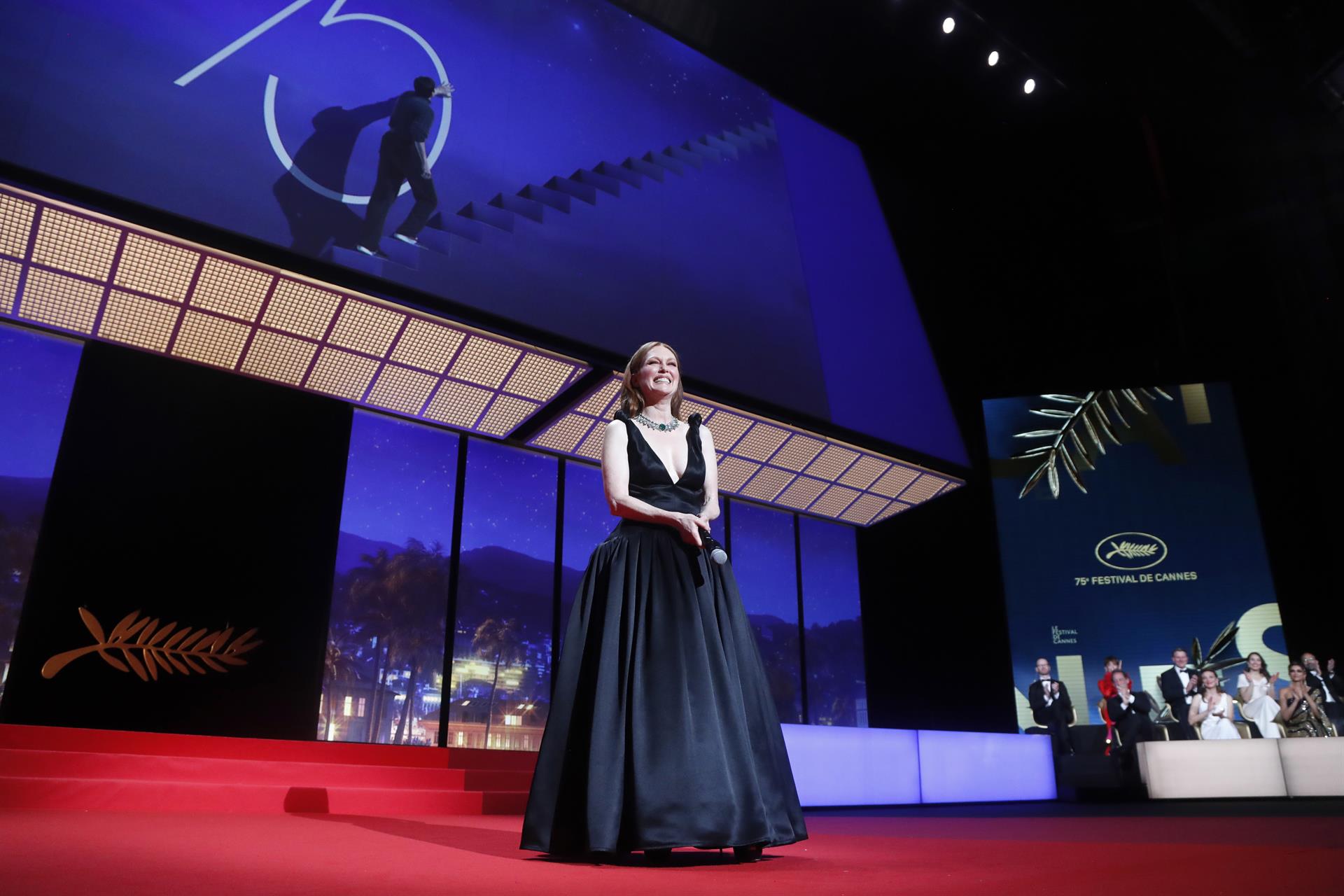 Eva Longoria y Julianne Moore, estrellas de la alfombra inaugural de Cannes