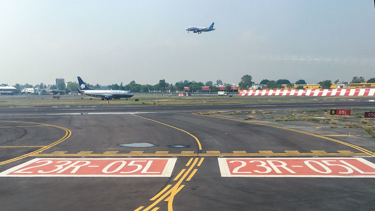 Terminan, 4 meses después, rehabilitación de pista del AICM