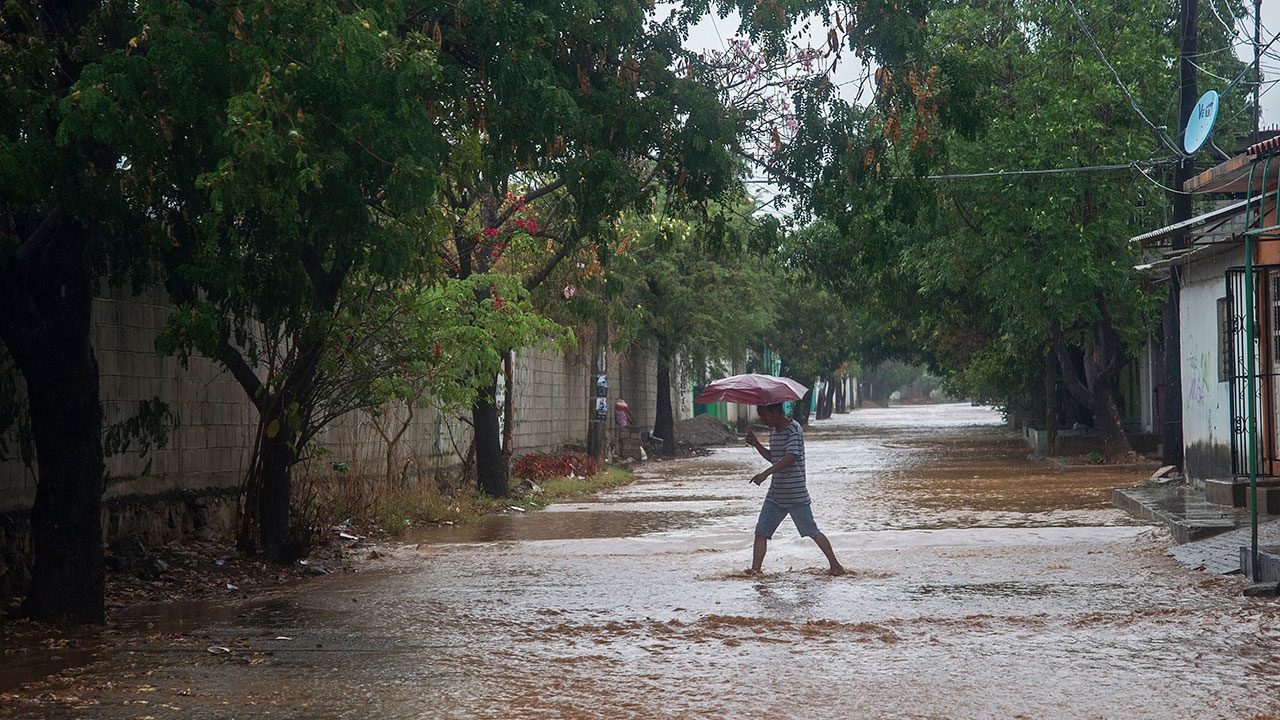 Alertan que huracán Estelle intensificará su paso por el Pacífico mexicano