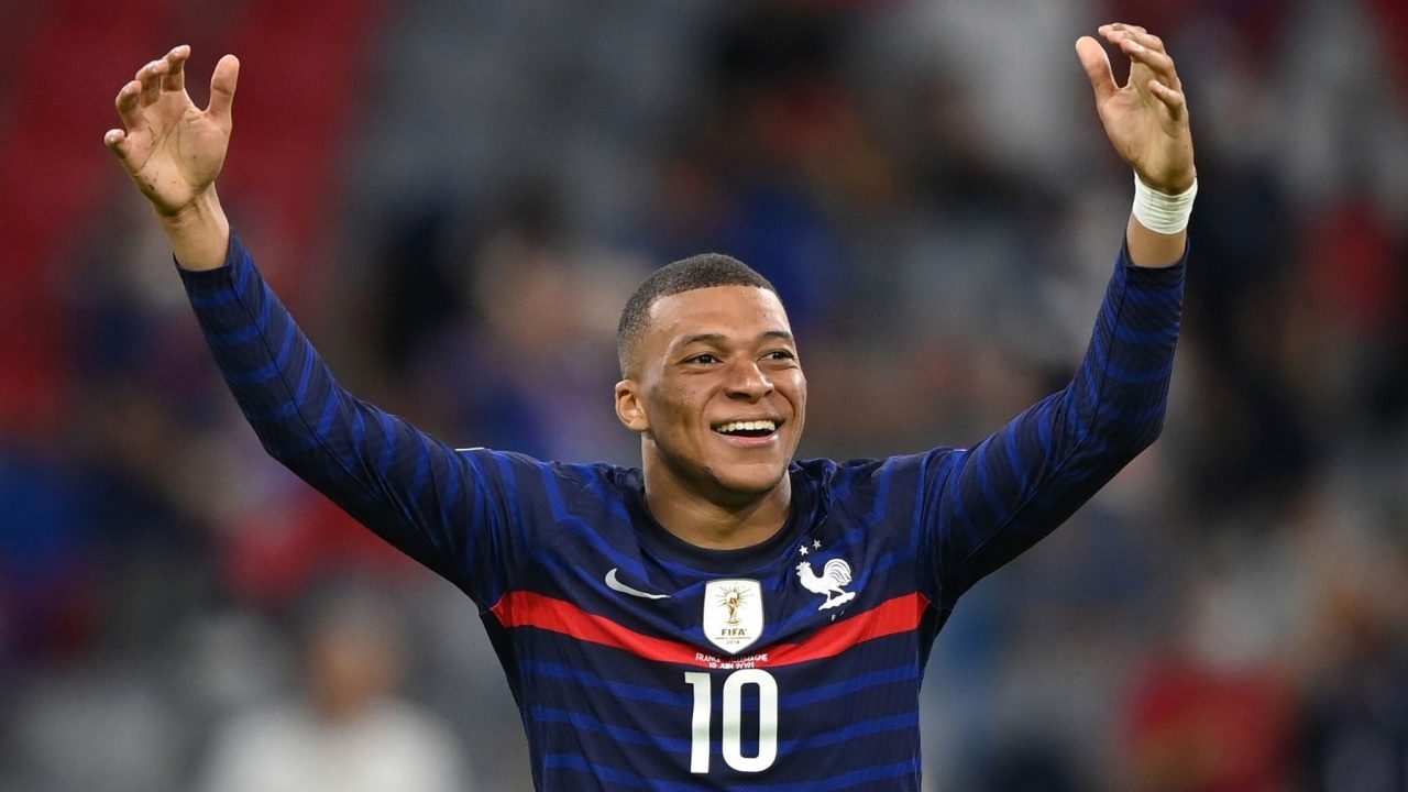 Entorno de Mbappé desmiente la firma de cualquier acuerdo con algún club