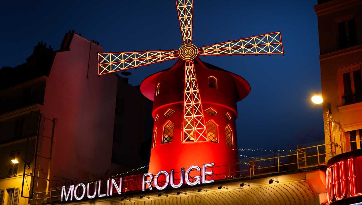 Vive una noche de ensueño hospedado en el Moulin Rouge