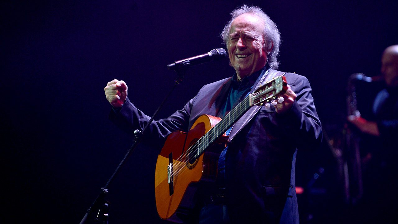‘El Mediterráneo se ha convertido en una fosa común de personas’: Joan Manuel Serrat