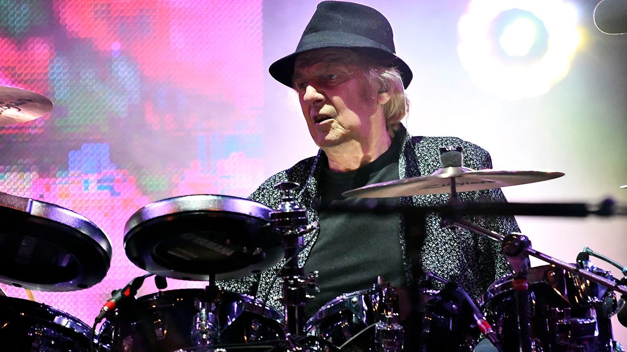 Fallece Alan White, el emblemático baterista de John Lennon