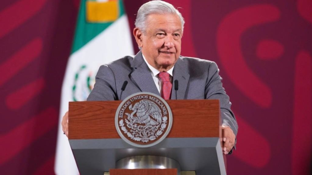 López Obrador acusa campaña en su contra por saturación del AICM