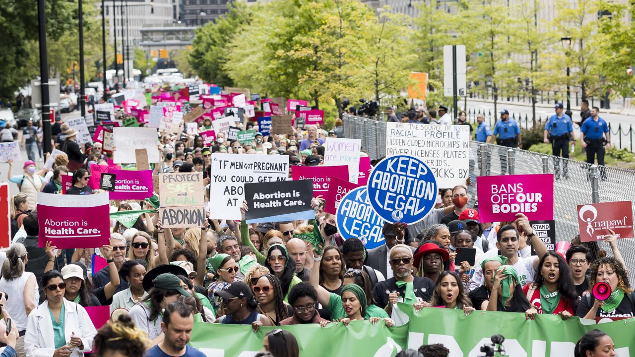Miles de personas protestan en EU en defensa del derecho al aborto 