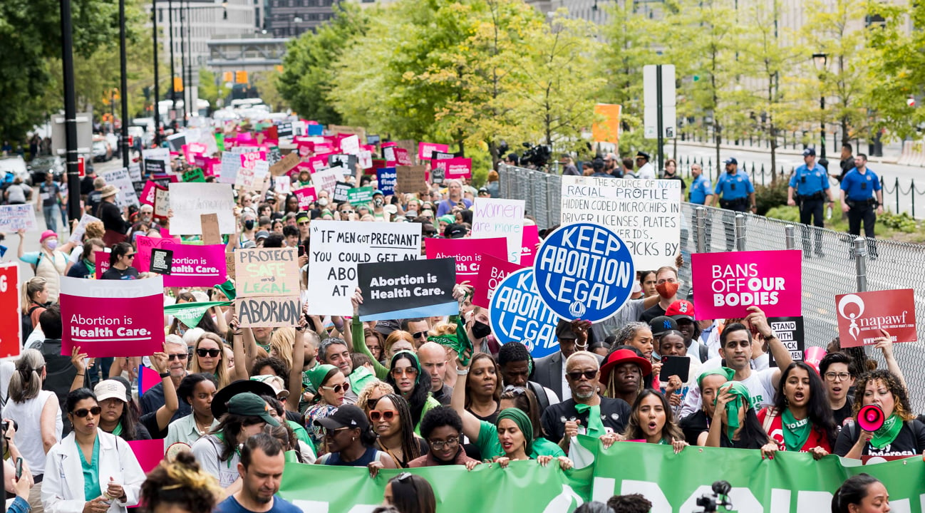 Miles de personas protestan en EU en defensa del derecho al aborto 