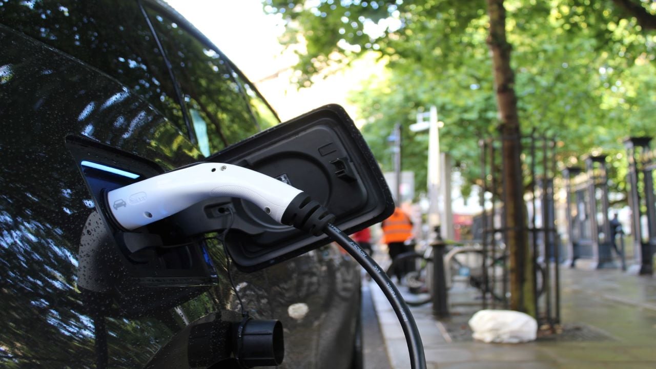 ¿Son ecológicos los autos eléctricos, aun con su batería? Esto dice Audi