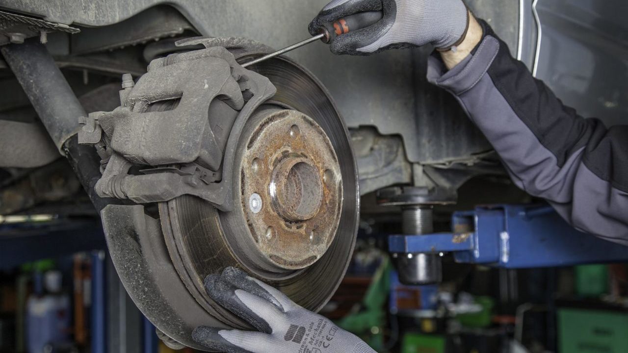 AMLO desecha en definitiva NOM 236 para verificación físico-mecánica de autos